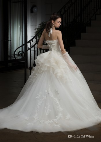 後ろ姿を美しく見せる為のウエディングドレスコーディネート術とは