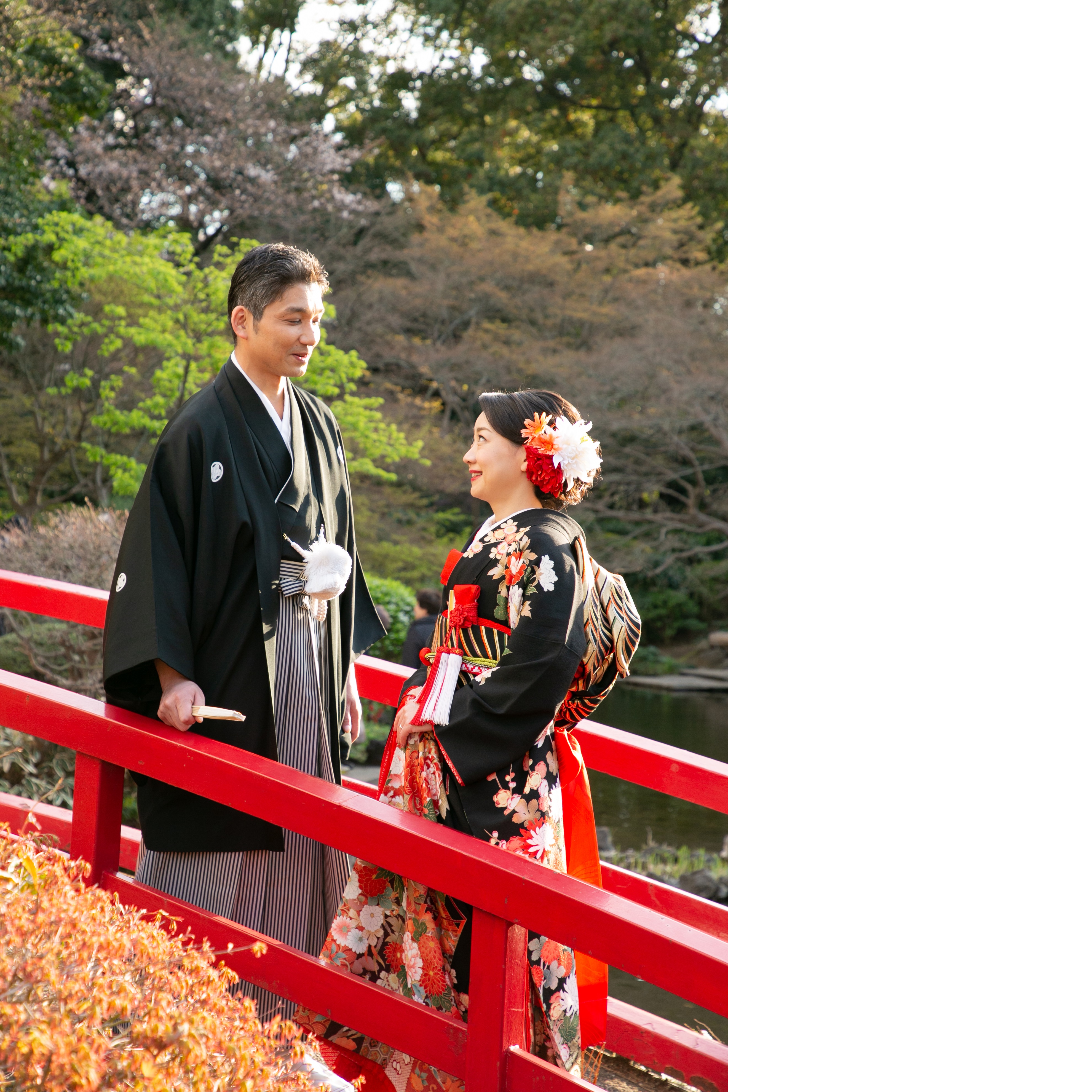太鼓橋で撮影した花嫁の黒引き振袖の写真