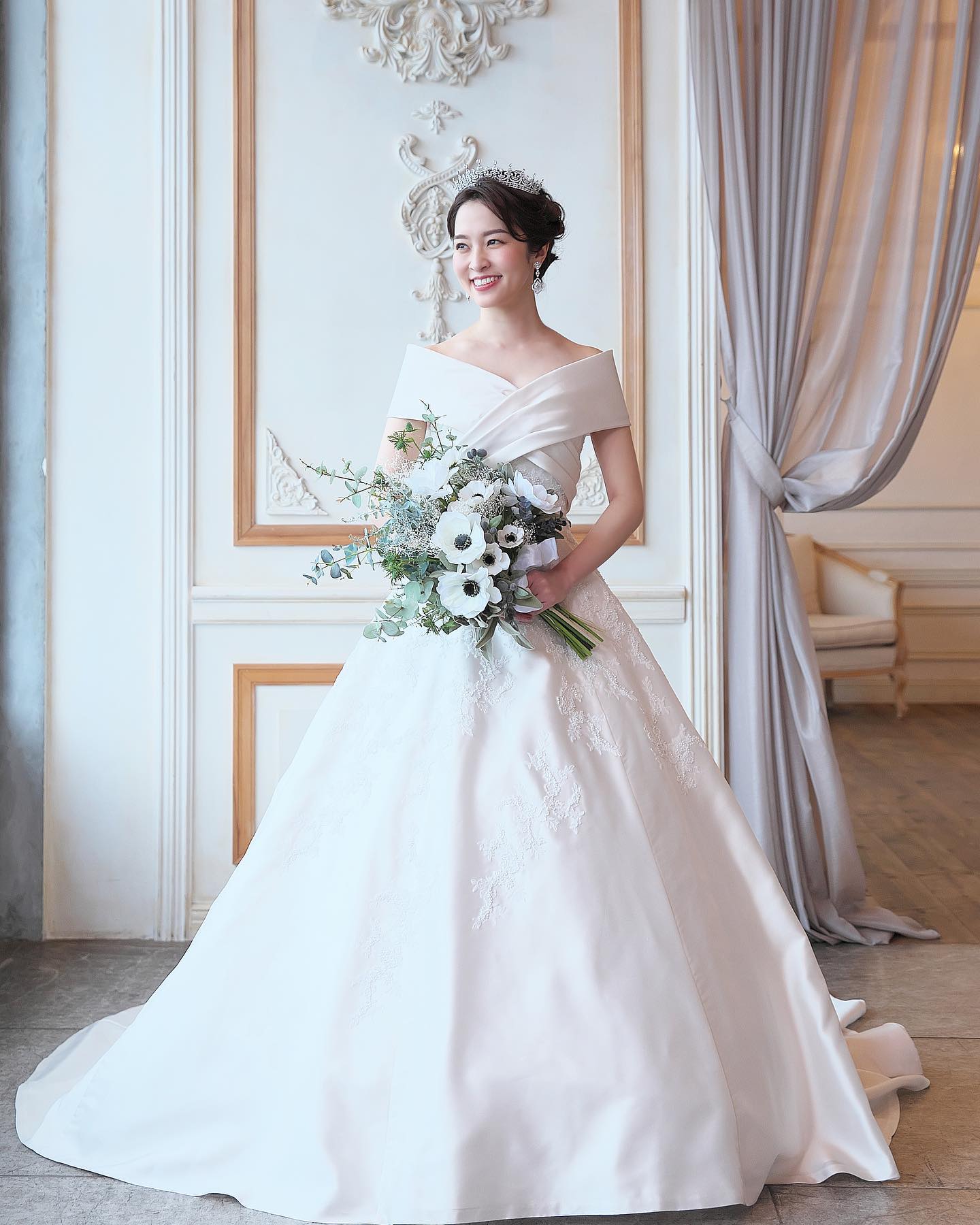 ・@lovetiara.bridal さまの撮影で当店のドレスをセレクトしていただきました・撮影の様子を少しずつご紹介していきますね・モデルは @mako__sato さんとーっても美しく着こなして下さいました🥰・Special thanksaccessory @lovetiara.bridal model @mako__sato photographer @artephoto_meghair make @mika.mydresser bouquet @le_bourgeon_bouquet ・#wedding #weddingdress #bridalhiro #ウェディングドレス #プレ花嫁 #ドレス試着　#2021夏婚 #2021冬婚 #ヘアメイク #結婚式  #ドレス選び #前撮り #後撮り #フォトウェディング　#ウェディングヘア  #フォト婚 #前撮り写真　#ブライダルフォト #カップルフォト #ウェディングドレス探し #ウェディングドレス試着　#レンタルドレス #ドレスショップ #家族婚 #ブライダルヒロ