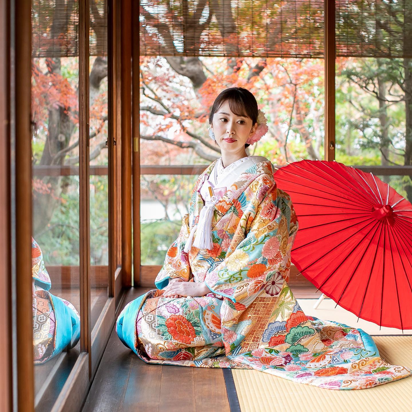 ・🕊ブライダルHIRO先輩花嫁さま🕊・人気のパステルカラーの色打掛を美しく、そして可愛らしくお召しいただきました🥰・花嫁様の華やかさと可憐さのある着こなし・・・とても素敵ですね・唐織の金糸がふんだんにあしらわれ華やかさの中に優しさも感じることができるこちらの色打掛は花嫁様にも人気です️・素敵なお写真ありがとうございました・#wedding #weddingdress #bridalhiro #kiyokohata #ウェディングドレス #プレ花嫁 #ドレス試着　#2021夏婚 #2021冬婚 #ヘアメイク #結婚式  #ドレス選び #前撮り #後撮り #フォトウェディング　#ウェディングヘア  #フォト婚 #前撮り写真　#ブライダルフォト #カップルフォト #ウェディングドレス探し #ウェディングドレス試着　#レンタルドレス #ドレスショップ #家族婚 #ブライダルヒロ #ゼクシィ #プリンセスライン #ドレス迷子 #先輩花嫁