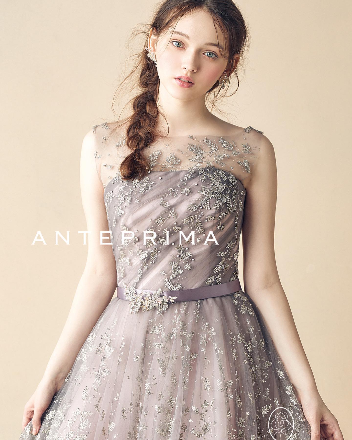 ・大人気のアンテプリマのカラードレスをご紹介・カラードレス 取り寄せ商品【ＡＮＴＥＰＲＩＭＡ】ＡＮＴ0253 pink×gray・※ご試着をご希望の場合は、ご予約時にお申し出ください・繊細なリーフ柄のグリッターをアンニュイなニュアンスカラーで仕上げたシンプルなソワレです・ヌーディな胸元ヨークとビジューリボンは取り外し可能で貴方らしく装えます・#wedding #weddingdress #bridalhiro #amteprima#ウェディングドレス #プレ花嫁 #ドレス試着　#2021冬婚 #ヘアメイク #結婚式  #ドレス選び #前撮り #後撮り #フォトウェディング　#ウェディングヘア  #フォト婚 #前撮り写真　#ブライダルフォト #カップルフォト #ウェディングドレス探し #ウェディングドレス試着　#レンタルドレス #ドレスショップ #家族婚 #ブライダルヒロ #ゼクシィ #プリンセスライン #ドレス迷子 #アンテプリマ