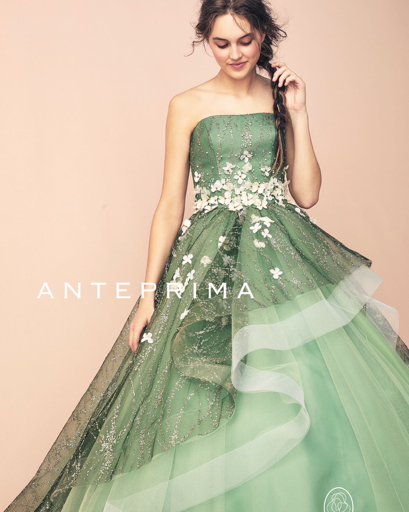 ・大人気のアンテプリマのカラードレスをご紹介・🕊カラードレス 取り寄せ商品🕊【ＡＮＴＥＰＲＩＭＡ】ＡＮＴ0205 green・※ご試着をご希望の場合は、ご予約時にお申し出ください・ＡＮＴＥＰＲＩＭＡでは珍しい大人カラーのグリーンが登場・全面に施された流れるような繊細なグリッターと小花が華やかに演出色味をミックスさせることでアンティーク感を出しました絶妙なカラーセレクトとデザインが甘すぎず、大人可愛い一着です‍♀️・#wedding #weddingdress #bridalhiro #amteprima#ウェディングドレス #プレ花嫁 #ドレス試着　#2021冬婚 #ヘアメイク #結婚式  #ドレス選び #前撮り #後撮り #フォトウェディング　#ウェディングヘア  #フォト婚 #前撮り写真　#ブライダルフォト #カップルフォト #ウェディングドレス探し #ウェディングドレス試着　#レンタルドレス #ドレスショップ #家族婚 #ブライダルヒロ #ゼクシィ #プリンセスライン #ドレス迷子 #アンテプリマ