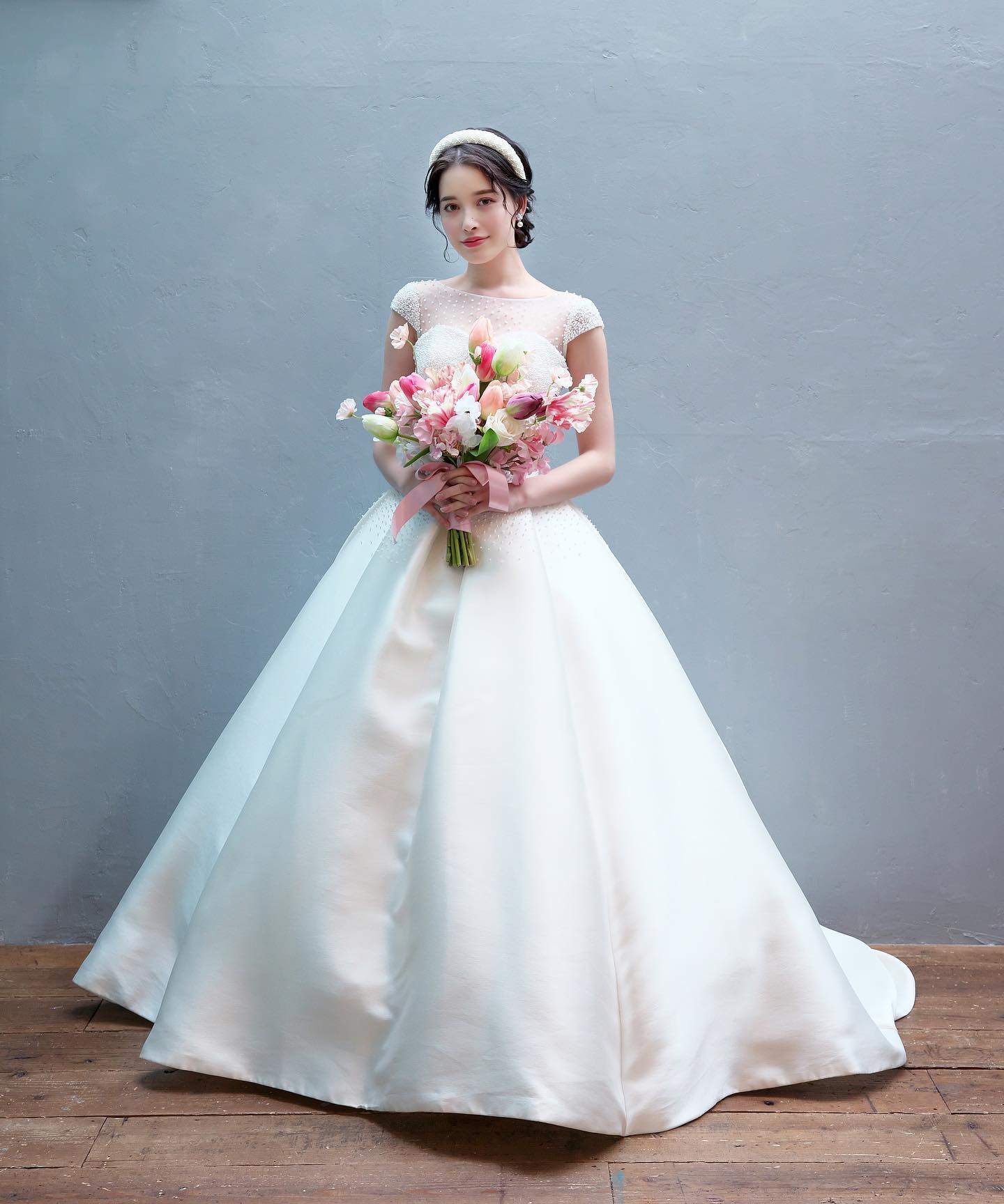 ・@lovetiara.bridal さまの撮影で当店のドレスをセレクトしていただきました・撮影の様子を少しずつご紹介していきますね・とっても美しく着こなして下さいました🥰・#wedding #weddingdress #bridalhiro #ウェディングドレス #プレ花嫁 #ドレス試着　#2022夏婚 #2022秋婚 #ヘアメイク #結婚式  #ドレス選び #前撮り #後撮り #フォトウェディング　#ウェディングヘア  #フォト婚 #前撮り写真　#ブライダルフォト #カップルフォト #ウェディングドレス探し #ウェディングドレス試着　#レンタルドレス #ドレスショップ #家族婚 #ブライダルヒロ