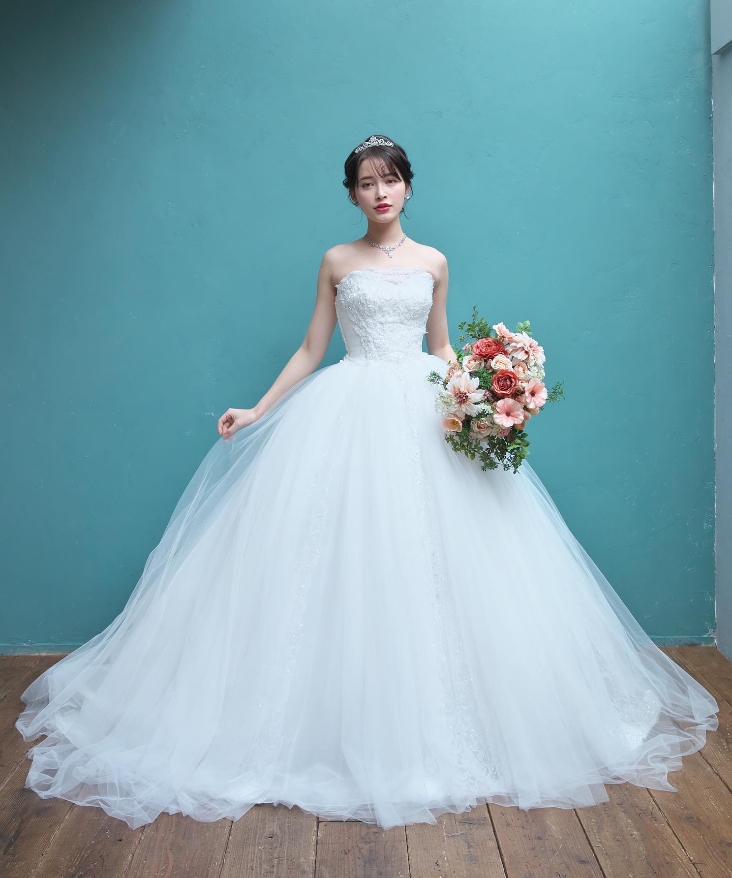 ・@lovetiara.bridal さまの撮影で当店のドレスをセレクトしていただきました・撮影の様子を少しずつご紹介していきますね・とっても美しく着こなして下さいました🥰・#wedding #weddingdress #bridalhiro #ウェディングドレス #プレ花嫁 #ドレス試着　#2022夏婚 #2022秋婚 #ヘアメイク #結婚式  #ドレス選び #前撮り #後撮り #フォトウェディング　#ウェディングヘア  #フォト婚 #前撮り写真　#ブライダルフォト #カップルフォト #ウェディングドレス探し #ウェディングドレス試着　#レンタルドレス #ドレスショップ #家族婚 #ブライダルヒロ