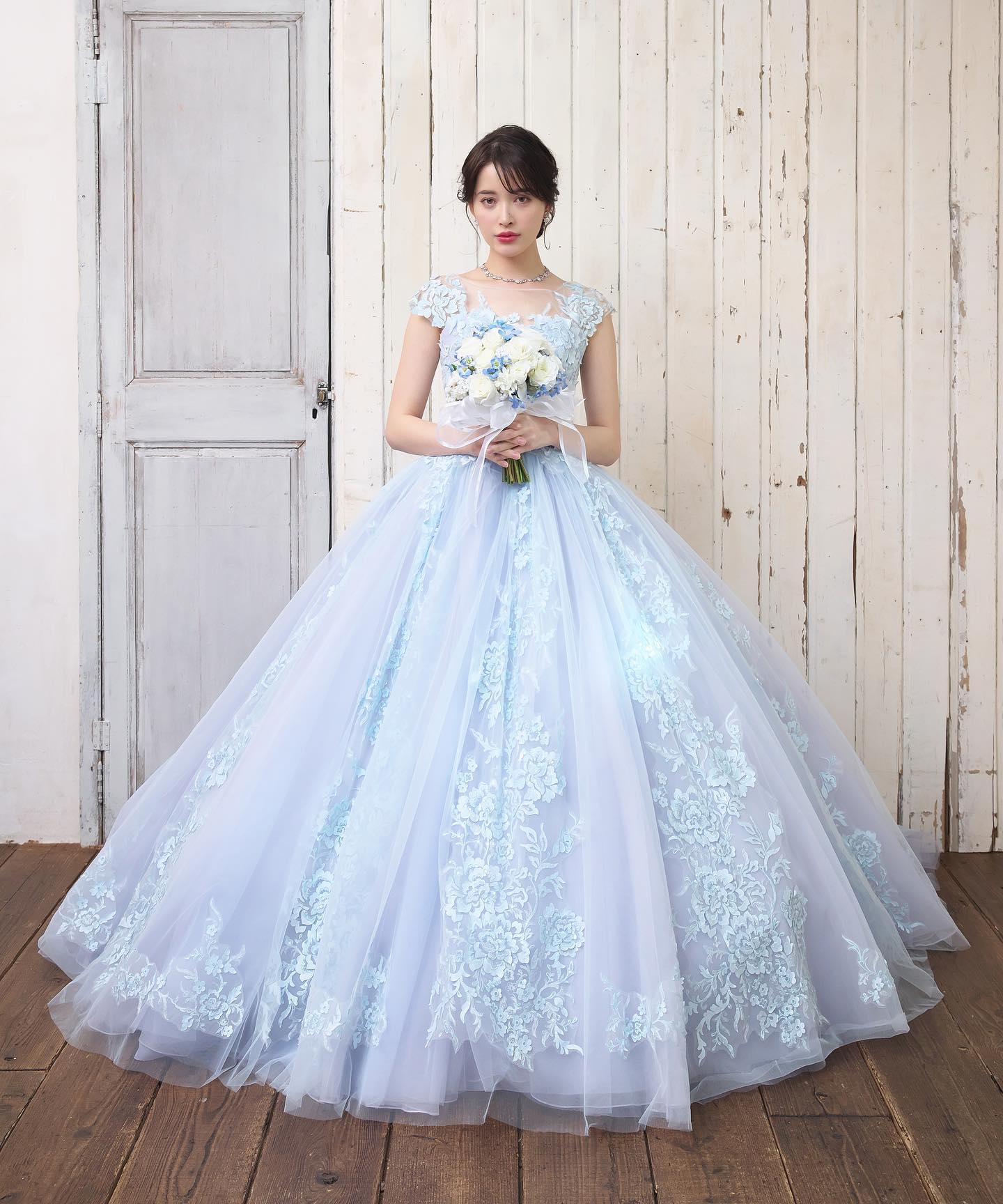 ・@lovetiara.bridal さまの撮影で当店のドレスをセレクトしていただきました・撮影の様子を少しずつご紹介していきますね・春夏にピッタリのカラードレスご試着いかがでしょうか・#wedding #weddingdress #bridalhiro #ウェディングドレス #プレ花嫁 #ドレス試着　#2022夏婚 #2022秋婚 #ヘアメイク #結婚式  #ドレス選び #前撮り #後撮り #フォトウェディング　#ウェディングヘア  #フォト婚 #前撮り写真　#ブライダルフォト #カップルフォト #ウェディングドレス探し #ウェディングドレス試着　#レンタルドレス #ドレスショップ #家族婚 #ブライダルヒロ