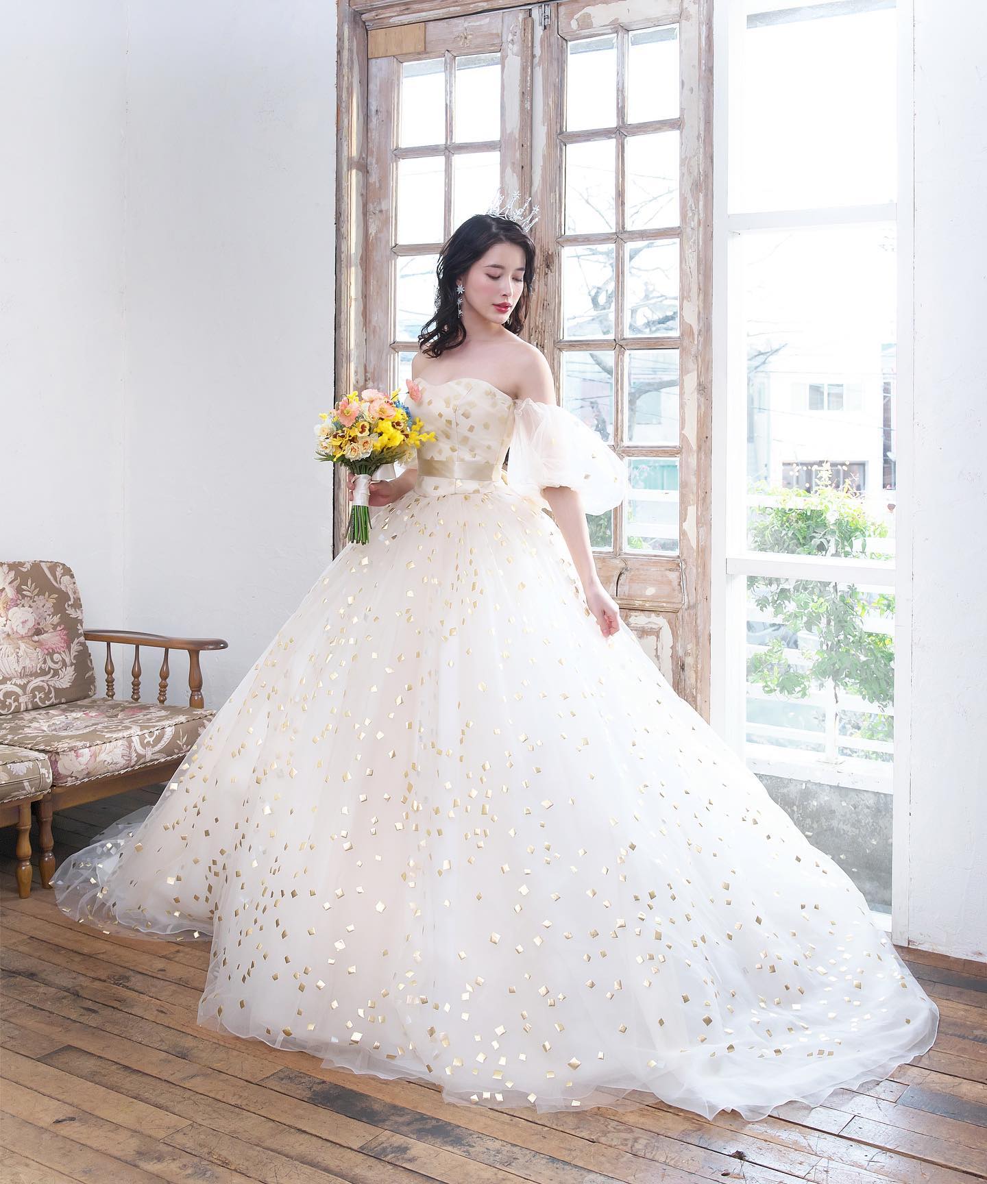 ・@lovetiara.bridal さまの撮影で当店のドレスをセレクトしていただきました・撮影の様子を少しずつご紹介していきますね・大人気のウェディングドレスご試着いかがでしょうか・#wedding #weddingdress #bridalhiro #ウェディングドレス #プレ花嫁 #ドレス試着　#2022夏婚 #2022秋婚 #ヘアメイク #結婚式  #ドレス選び #前撮り #後撮り #フォトウェディング　#ウェディングヘア  #フォト婚 #前撮り写真　#ブライダルフォト #カップルフォト #ウェディングドレス探し #ウェディングドレス試着　#レンタルドレス #ドレスショップ #家族婚 #ブライダルヒロ