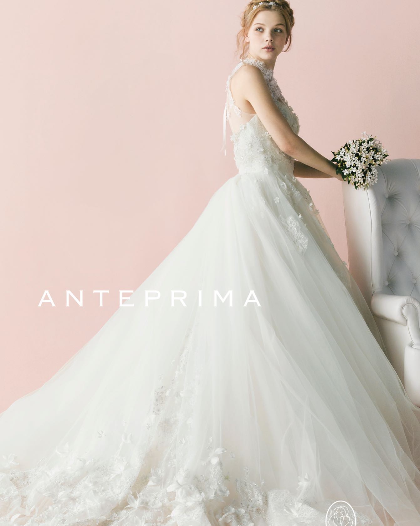 ・今日は人気のアンテプリマのドレスをご紹介ウエディングドレス 取り寄せ商品【ＡＮＴＥＰＲＩＭＡ】ＡＮＴ0143 off whiteＡＮＴＥＰＲＩＭＡ(アンテプリマ）ＡＮＴ0143 off white ※ご試着をご希望の場合は、ご予約時にお申し出ください。 レースとビジューをふんだんに使った愛されブライドの代表 乙女心を刺激する王道のプリンセスロングトレーンドレスは、人気のチュールをたっぷりと使った華やかな仕上がりです🤍 ビジュートップスのブラウスでイメージチェンジが出来て、モード感を加えた注目のマリエです 今シーズンのテーマフラワーのジャスミンを使い、愛らしさをプラスしました・#wedding #weddingdress #bridalhiro #amteprima#ウェディングドレス #プレ花嫁 #ドレス試着　#ヘアメイク #結婚式  #ドレス選び #前撮り #後撮り #フォトウェディング　#ウェディングヘア  #フォト婚 #前撮り写真　#ブライダルフォト #カップルフォト #ウェディングドレス探し #ウェディングドレス試着　#レンタルドレス #ドレスショップ #家族婚 #ブライダルヒロ #ゼクシィ #プリンセスライン #ドレス迷子 #アンテプリマ