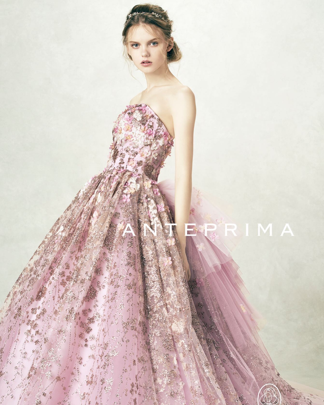 ・今日は人気のアンテプリマのドレスをご紹介カラードレス 取り寄せ商品【ＡＮＴＥＰＲＩＭＡ】ＡＮＴ0180 pinkＡＮＴＥＰＲＩＭＡ(アンテプリマ）ＡＮＴ0180 pink ※ご試着をご希望の場合は、ご予約時にお申し出ください。 華やかな大人パステルで彩る極上スウィートな一着 立体感のあるスピングル加工のフランス製あじさいモチーフをあじさい柄のグリッターにのせ、さらに立体フラワーをプラスした３Ｄ加工を施しています バックフリルのボリューム感はプリンセス気分を味わえます・#wedding #weddingdress #bridalhiro #amteprima#ウェディングドレス #プレ花嫁 #ドレス試着　#ヘアメイク #結婚式  #ドレス選び #前撮り #後撮り #フォトウェディング　#ウェディングヘア  #フォト婚 #前撮り写真　#ブライダルフォト #カップルフォト #ウェディングドレス探し #ウェディングドレス試着　#レンタルドレス #ドレスショップ #家族婚 #ブライダルヒロ #ゼクシィ #プリンセスライン #ドレス迷子 #アンテプリマ