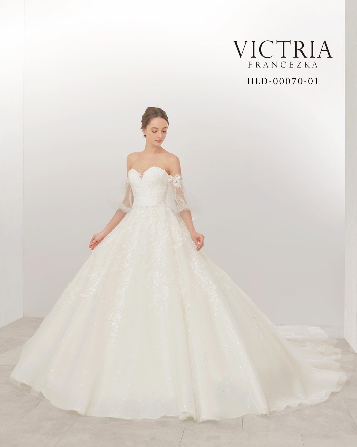 ・本日はウェディングドレスのご紹介‍♀ウエディングドレス 入荷予定【VICTRIA PRINCEZKA】HLD-00070　※9月末入荷予定【VICTRIA PRINCEZKA】HLD-00070オフホワイト※9月末入荷予定可憐なスズラン柄のエンブレースを流れるように配置した特徴的なドレス🤍 レーススパンコールとラメフィルム加工が輝きを放ちます レースを際立たせるようなすっきりとした身頃とボリュームのあるフレアスカートのシルエットが洗練された印象を与えます。パフスリーブとトレーンをつけてより一層豪華なドレスに仕上げました🫶ご試着いかがでしょうか・#wedding #weddingdress #bridalhiro #ウェディングドレス #プレ花嫁 #ドレス試着　　 #カップルフォト #ウェディングドレス探し #ウェディングドレス試着　#ブライダルヒロ #ゼクシィ #プリンセスライン #ドレス迷子