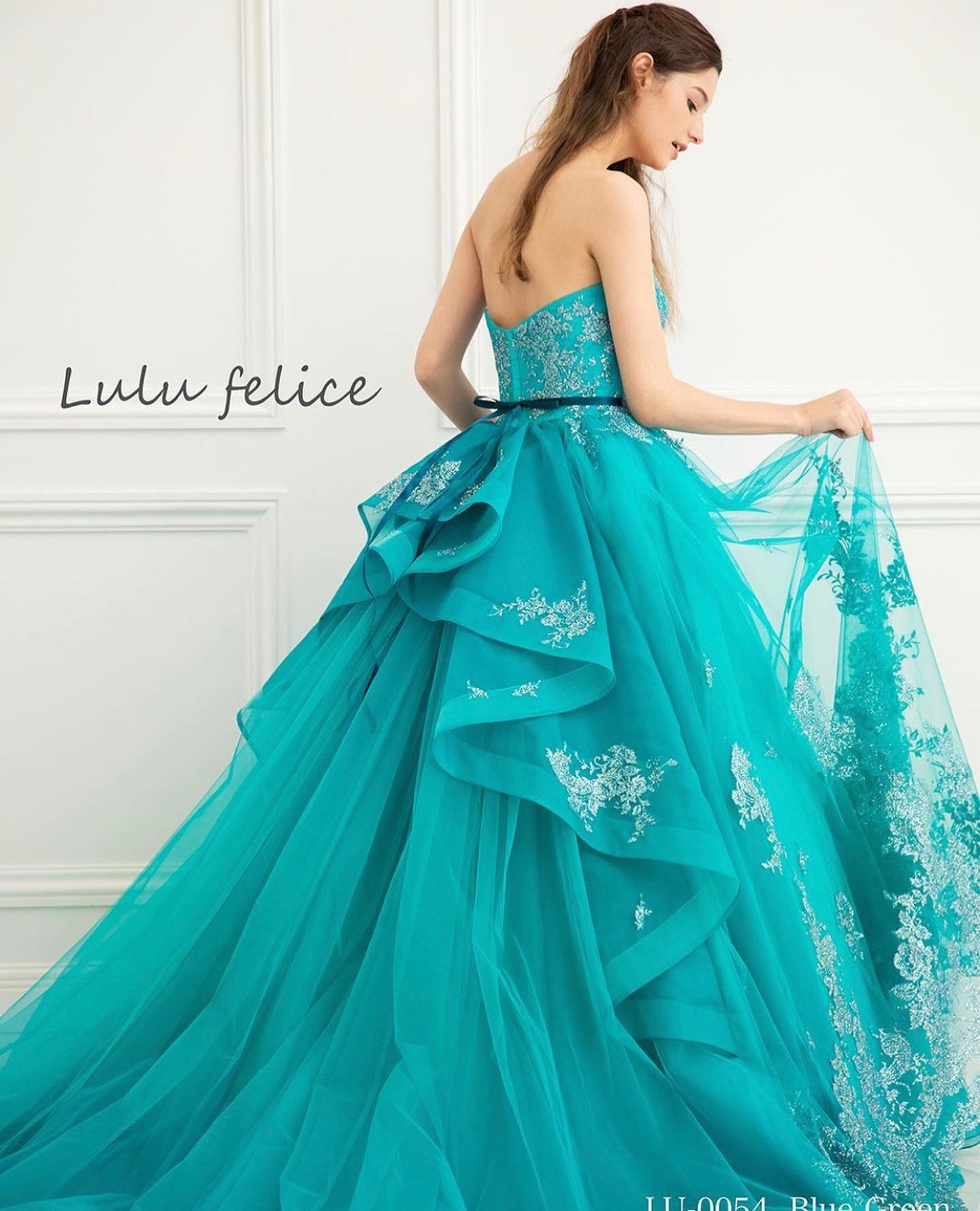 本日はLuLu felice（ルル フェリーチェ）のカラードレスをご紹介・深みのある色合いと裾にあしらわれた上品なグリッターが美しいブルーグリーンのドレス・バックスタイルはペプラム使いでほど良いボリュームがあり華やかな印象高級感と可愛らしさをあわせ持つ魅力的な一着です・ご試着いかがでしょうか・【Lulu felice】LU-0054・#wedding #weddingdress #bridalhiro  #lulufelice#ウェディングドレス #プレ花嫁 #ドレス試着　#ヘアメイク #結婚式  #ドレス選び #前撮り #後撮り #フォトウェディング　#ウェディングヘア  #フォト婚 #前撮り写真　#ブライダルフォト #カップルフォト #ウェディングドレス探し #ウェディングドレス試着　#レンタルドレス #ドレスショップ #家族婚 #ブライダルヒロ #ゼクシィ #プリンセスライン #ドレス迷子 #ルルフェリーチェ