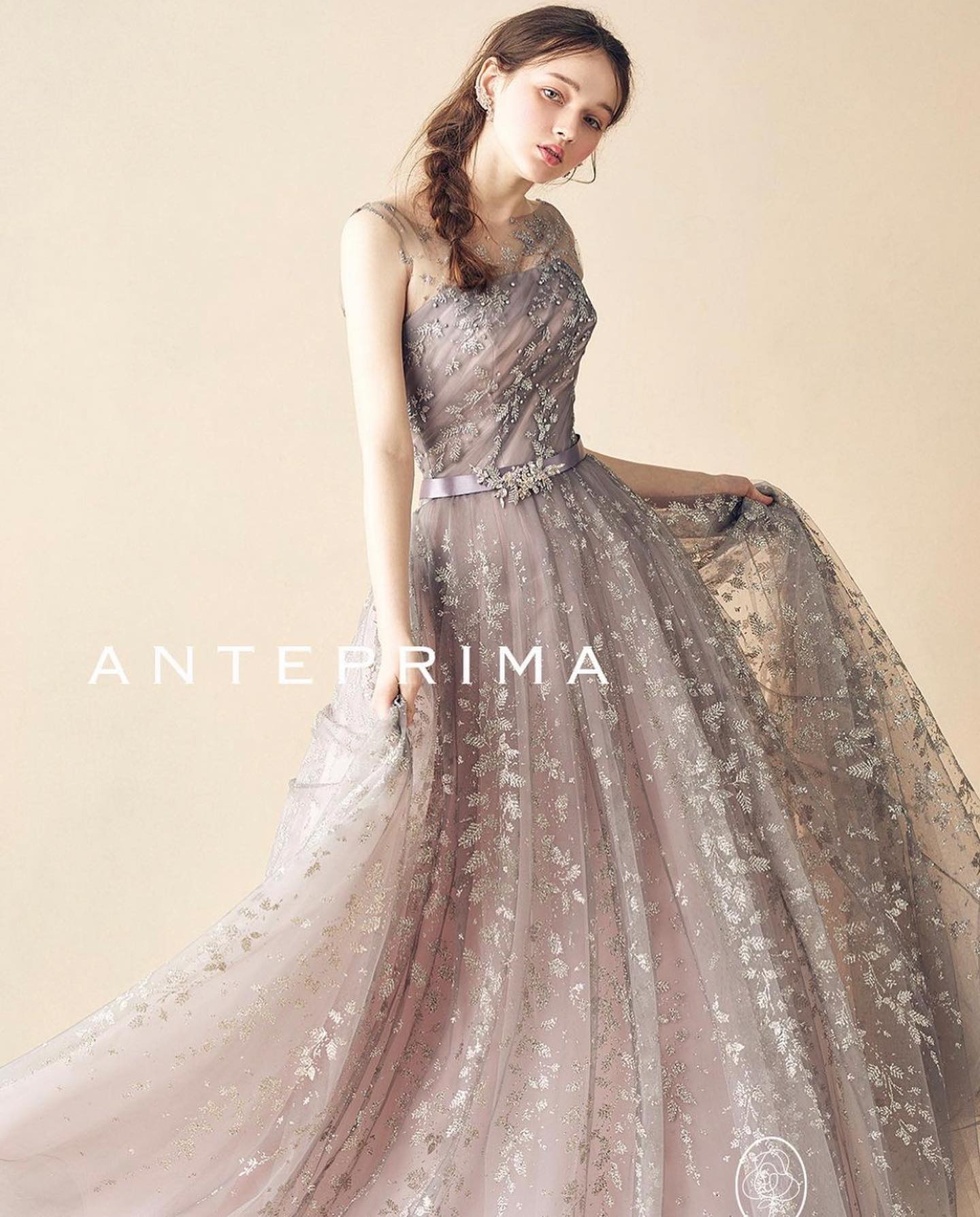 ・大人気のアンテプリマのカラードレスをご紹介・カラードレス 取り寄せ商品【ＡＮＴＥＰＲＩＭＡ】ＡＮＴ0253 pink×gray・※ご試着をご希望の場合は、ご予約時にお申し出ください・繊細なリーフ柄のグリッターをアンニュイなニュアンスカラーで仕上げたシンプルなソワレです・ヌーディな胸元ヨークとビジューリボンは取り外し可能で貴方らしく装えます・#wedding #weddingdress #bridalhiro #amteprima#ウェディングドレス #プレ花嫁 #ドレス試着　#ヘアメイク #結婚式 #ドレス選び #前撮り #後撮り #フォトウェディング　#ウェディングヘア #フォト婚 #前撮り写真　#ブライダルフォト #カップルフォト #ウェディングドレス探し #ウェディングドレス試着　#レンタルドレス #ドレスショップ #家族婚 #ブライダルヒロ #ゼクシィ #プリンセスライン #ドレス迷子 #アンテプリマ