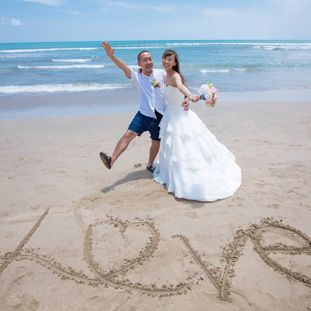 ♡先輩花嫁様♡.去年になりますが、結婚式&フォトウエディングをされた花嫁様から頂いたお写真です.こちらのウェディングドレスは2次会で着用、その後すぐ海外でのフォトウエディングがあったのでそのまま持ち出されました.花嫁様がこちらのドレスに決めた理由は「オールレースに一目惚れ、ショートケーキのような可愛さに惹かれた」だそうですロケーションの良いリゾート地でレースの素材感やドレスのフワフワ感がとてもマッチしていますね.お二人がとても幸せそうなのが伝わってきて本当に嬉しいです️この度はありがとうございました(*^^*).#ウェディングドレス#ウェディングドレスレンタル#2次会ドレス#フォトツアー#海外フォト#ブライダルフォト#ウエディングフォト#リゾートフォト#ブライダルヒロ#bridalhiro#先輩花嫁様#先輩花嫁#先輩花嫁さん#レースのドレス#ブライダル#結婚式#挙式#ドレス迷子#全国のプレ花嫁さんと繋がりたい #日本のプレ花嫁さんと繋がりたい #プレ花嫁 #
