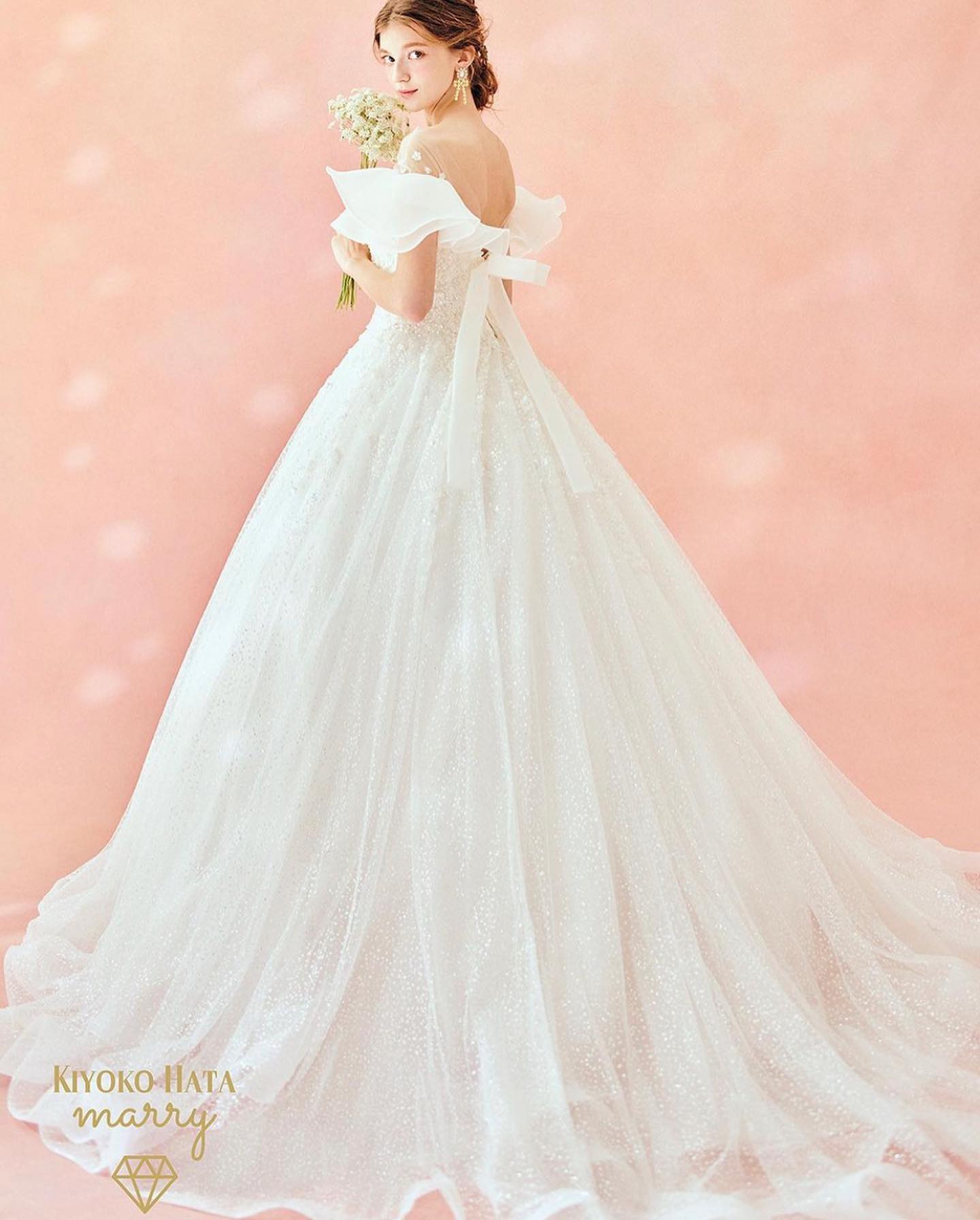 ・今日は大人気の#kiyokohata のドレスをご紹介ウェディングドレス 【KIYOKO HATA】KH-0034 オフＷ　天使のドレス天使の羽をイメージした、ひらひらオーガンジーのオフショルダーのドレス デコルテに散らしたビジューで縫われた小さなお花も ロマンチックです バックのリボンのホースのような立体感も珍しいデザインです ドレスの本体の上半身には グリッターの上に小花を散らしたレースをあしらっています🤍ひらひらの衿はヨークと一緒に縫われていて、取り外し可能です。 フリルの衿を外すと 二の腕を通る細目の袖が付いたキラキラのAラインドレスになります。SNSアップ時の専用タグは『#天使のドレス』です。是非ご覧ください♡・#wedding #weddingdress #bridalhiro #ウェディングドレス #プレ花嫁 #ドレス試着　#ヘアメイク #結婚式 #ドレス選び #前撮り #後撮り #フォトウェディング　#ウェディングヘア #フォト婚 #前撮り写真　#ブライダルフォト #カップルフォト #ウェディングドレス探し #ウェディングドレス試着　#レンタルドレス #ドレスショップ #家族婚 #ブライダルヒロ #ゼクシィ #プリンセスライン #ドレス迷子 #星座ドレス #キヨコハタ