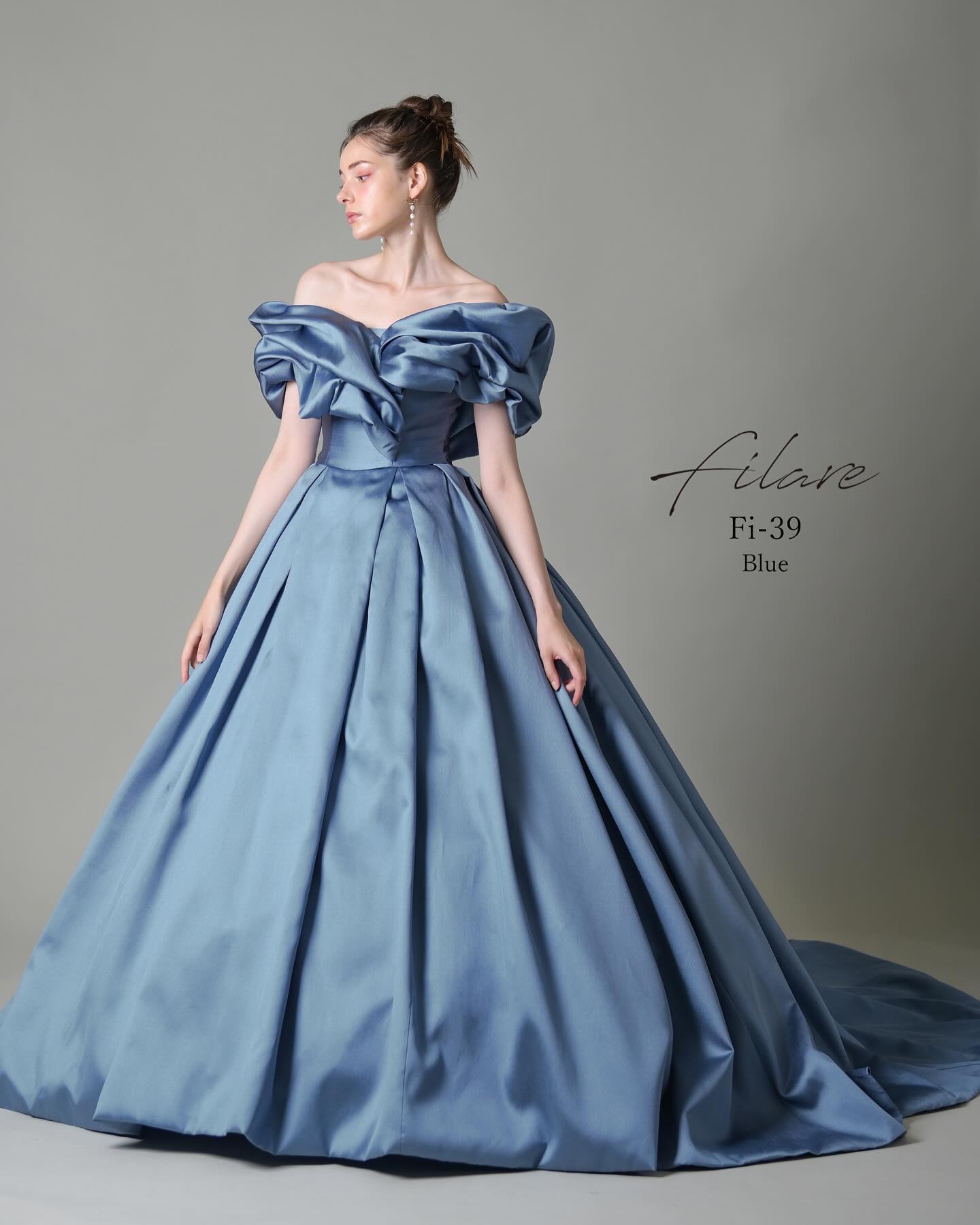 ・本日はカラードレスのご紹介ですカラードレス 【Filare】CD0584　【Fi-39】上品な色の発色、光沢感が美しいフランス製ジャガードを贅沢に使用したカラードレスです。 ジャガード織のふっくらとした風合いを活かした腰から丸みを帯びたボリュームシルエットが、シンプルなデザインながら目を惹く華やかさです。 付属のボリューミーなオフショルダー袖を付けるとより印象的なお顔周りの演出が可能です。 別売りのタッキングを入れたボリューム袖を付けると個性的でオシャレな装いにもスタイルチェンジ可能です。レンタル料金￥286,000-ぜひお問い合わせ下さいませ・#wedding #weddingdress #bridalhiro #ウェディングドレス #プレ花嫁 #ドレス試着　　 #カップルフォト #ウェディングドレス探し #ウェディングドレス試着　#ブライダルヒロ #ゼクシィ #プリンセスライン #ドレス迷子