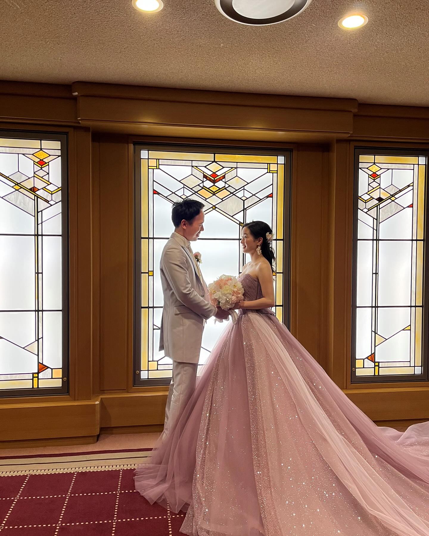 ・ 花嫁さまより素敵なコメントいただきました /当日はお気に入りのドレスを着用し、本当に素晴らしい時間を過ごすことが出来ました。あっという間でしたが、素敵なドレスを着て過ごせた事は一生の思い出になりました。会場のホテルともマッチするよう、形はクラシックなビスチェタイプの落ち着いたピンクカラーにしました。その分グリッターで華やかさを出したかったので、このドレスに決めました。形や希望のカラーも何が似合うか分からず、ほぼ何も決めずに試着に行きましたが、担当の方は優柔不断な私に寄り添いながらも的確なアドバイスをしてくれてとても助かりました。ドレスに合わせたアクセサリーの相談にも乗っていただき、とても感謝しています。ー ー ー ー ー ー ー ー ー ー ー ー ー ー落ち着いたモーブピンクのグラデーションがとっても素敵でしたこの度は誠におめでとうございます#bridalhiro #プレ花嫁 #フォトウェディング　#ブライダルフォト #ウェディングドレス探し #ウェディングドレス試着　#レンタルドレス #ドレスショップ #ブライダルヒロ #ゼクシィ #プリンセスライン